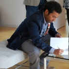Omar Munie signeert
